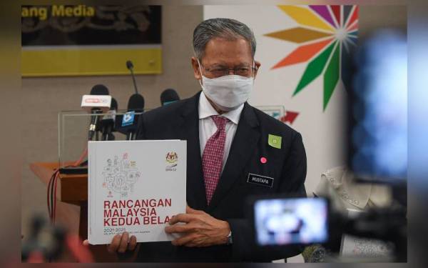 Mustapa ditemui dalam sidang media berkenaan Rancangan Malaysia Ke-12 (RMK12) di Bangunan Parlimen hari ini. - Foto Bernama