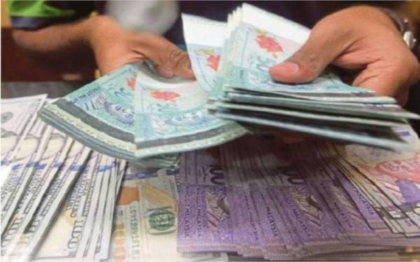 Ringgit ditutup hampir tidak berubah berbanding dolar AS pada Isnin di tengah-tengah sentimen pasaran yang kukuh dan peningkatan harga minyak.