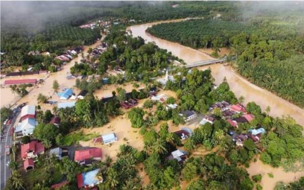 Banjir dipercayai berpunca daripada limpahan air Sungai Plus di Kampung Lintang yang dilaporkan menghampiri paras berbahaya iaitu 54.79 meter setakat petang Isnin. - Foto ihsan pembaca