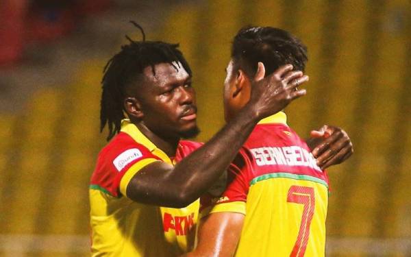 Ifedayo (kiri) menyumbat gol kemenangan Selangor FC di Stadium MBPJ pada Ahad.