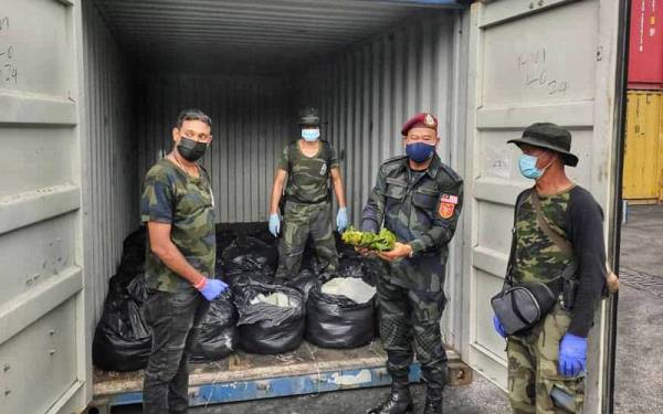 Ramli (dua dari kanan) menunjukkan bungkusan ketum yang cuba diseludup ke Thailand menggunakan kontena ketika sidang akhbar di Terminal Transit Kargo Antarabangsa, Padang Besar pada Isnin.