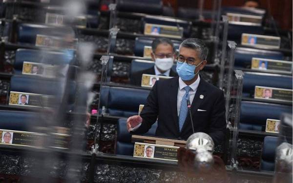 Tengku Zafrul ketika sesi soal jawab pada Mesyuarat Pertama Penggal Keempat, Parlimen ke-14 di Bangunan Parlimen pada Selasa. - Foto Bernama