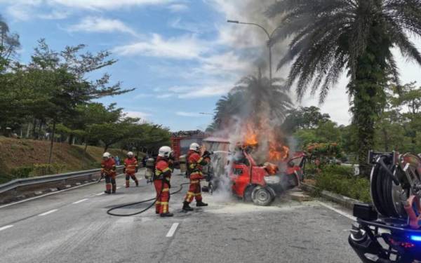 Anggota bomba memadamkan kebakaran melibatkan sebuah lori di Jalan Tasik Utara, Larkin pada pagi Selasa.