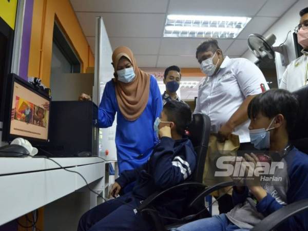 Nolee Ashilin meninjau anak-anak penduduk PPR Seri Kepayang yang mengikuti pengajaran dan pembelajaran di rumah (PdPR) di Perpustakaan Komuniti PPR Seri Kepayang.