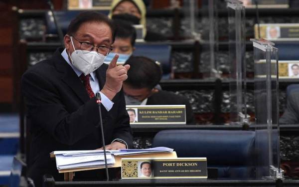 Ketua Pembangkang, Datuk Seri Anwar Ibrahim membahaskan mengenai Rancangan Malaysia Ke-12 (RMK12) ketika Mesyuarat Penggal Keempat, Parlimen ke-14 di Bangunan Parlimen pada Selasa. - Foto Bernama