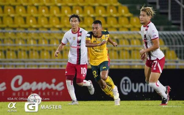 Syazwan (tengah) berjaya melepasi kawalan dua pemain KU FC pada aksi Piala Malaysia 2021 di Stadium Darul Aman pada Isnin. - Foto Kedah Darul Aman FC