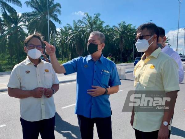 Fadillah (tengah) ketika memantau projek menaik taraf laluan Persekutuan dari Persimpangan Permatang Keling ke Jambatan Di Atas Sungai Junjung, Simpang Empat pada Selasa.