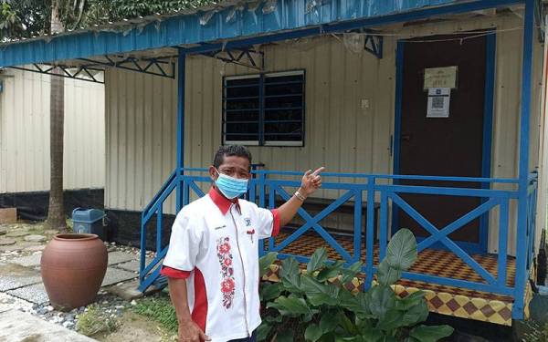 Jamalludin menunjukkan chalet yang ditawarkan di Gunung Pulai.