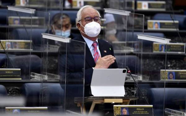 Ahli Parlimen Pekan Datuk Seri Najib Tun Razak berbahas pada Mesyuarat Penggal Keempat, Parlimen ke-14 di Bangunan Parlimen hari ini.- Foto Bernama