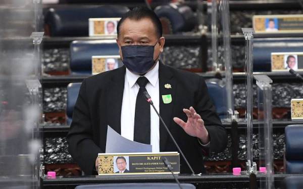 Alexander Nanta Linggi yang juga Ahli Parlimen Kapit ketika sesi soal jawab pada Mesyuarat Penggal Keempat, Parlimen ke-14 di Bangunan Parlimen hari ini. - Foto Bernama