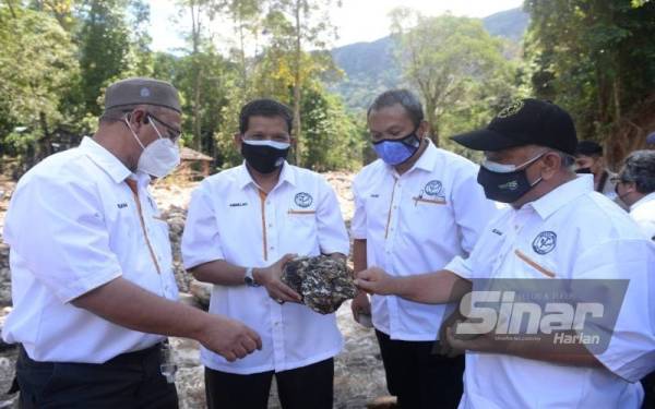 Pengarah Jabatan Mineral dan Geosains Malaysia (JMG) Kedah/Perlis/Pulau Pinang Abdullah Sulaiman (dua kiri) memberi penerangan kepada Abd Rasid (dua kanan) ketika mengadakan lawatan teknikal ke kawasan bencana kepala air Titi Hayun.