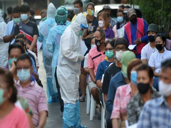 Jumlah kes baharu Covid-19 di Thailand di bawah 10,000 buat kali pertama selepas dua bulan kerajaan bersiap sedia untuk mengurangkan tempoh kuarantin kepada pelancong dan pengembara antarabangsa yang lengkap vaksin Covid-19, bermula Jumaat ini.