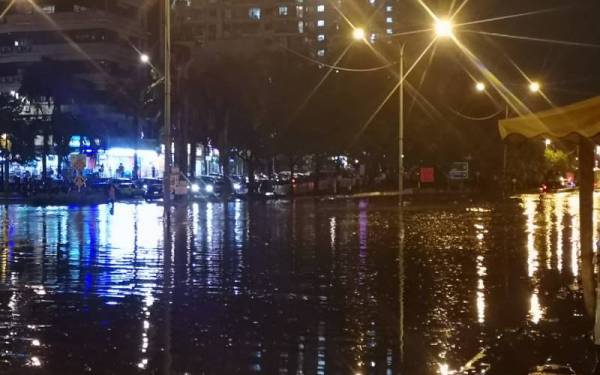 Banjir kilat di sekitar Bandaraya Shah Alam, Ahad lalu. 