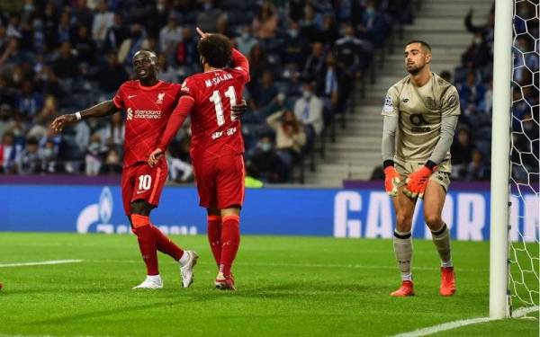 Salah meraikan jaringan bersama Mane ketika aksi Liverpool menentang Porto awal pagi tadi. - Foto Champion League