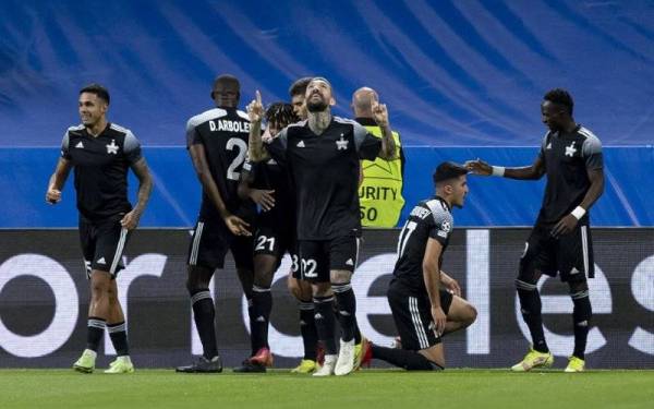 Thill meraikan jaringan bersama pemain-pemain Sheriff Tiraspol di Santiago Bernabeu. - Foto Champion League