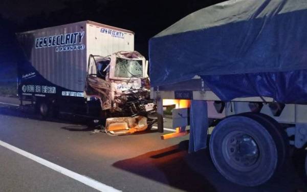 Pemandu lori maut selepas kenderaan dipandu melanggar belakang treler dalam kejadian di Kilometer 42.2 Lebuhraya Utara Selatan dari Bandar Serenia menghala Nilai pada Rabu.