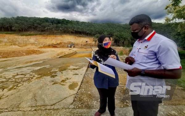 Arul Kumar mendengar penerangan daripada Pejabat Daerah dan Tanah Seremban berkenaan tapak tanah surau sedia ada yang telah diwartakan pada tahun 2017.