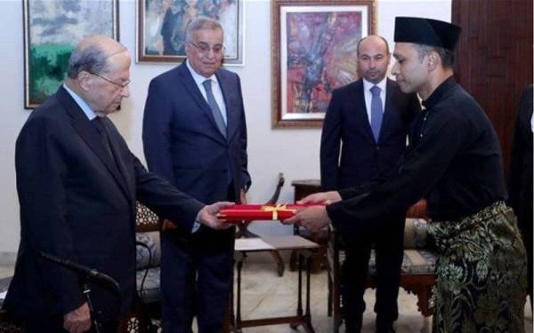 Azri menyerahkan watikah pelantikan kepada Presiden Republik Lubnan, Michel Aoun.