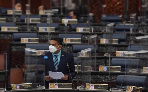 Dr Santhara Kumar yang juga Ahli Parlimen Segamat ketika sesi soal jawab pada Mesyuarat Penggal Keempat, Parlimen ke-14 di Bangunan Parlimen hari ini. Foto Bernama