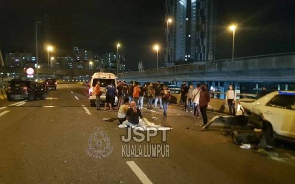 Seorang wanita maut, seorang lelaki parah cuba bantu mangsa kemalangan di Lebuhraya Mex pada Selasa.