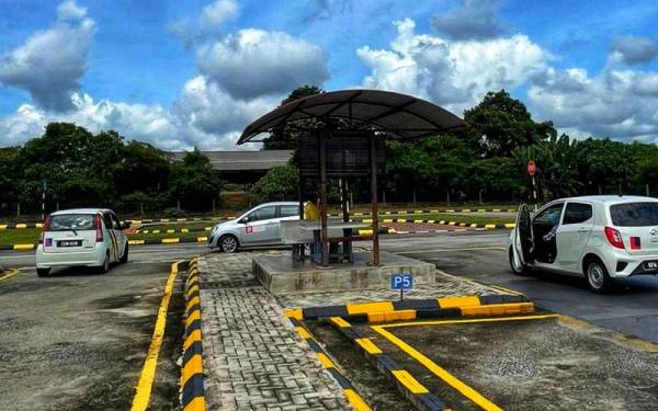 Beberapa deretan kereta di Akademi Memandu Kuantan yang digunakan calon di pusat tersebut.