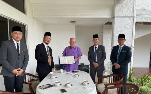 Sultan Ibrahim bersama delegasi daripada LHDN ketika pertemuan bersama baginda di Pejabat Mados Istana Bukit Pelangi pada Rabu. -Foto: Royal Press Office