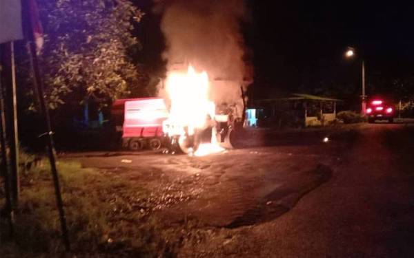 Kebakaran dua jentera di Sungai Malau, Selama awal pagi Rabu. - Foto JBPM Perak