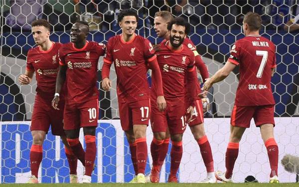 Mohamed Salah (dua dari kanan) meraikan jaringan pembukaan Liverpool ketika menentang Porto di Stadium Dragao.