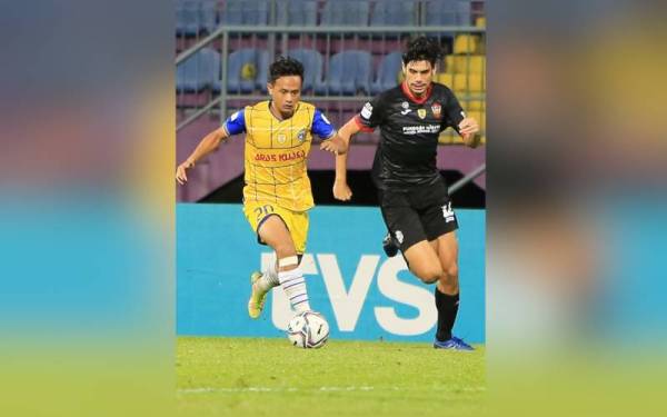 Antara aksi menarik perlawanan Sarawak United menentang Sri Pahang dalam saingan Piala Malaysia di Stadium UiTM, Shah Alam. - Foto Sri Pahang FC