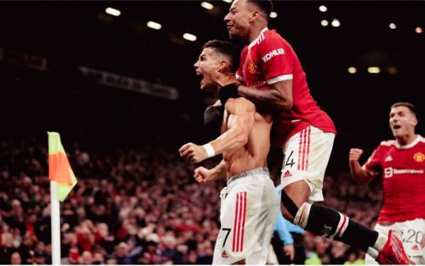 Ronaldo meraikan jaringan bersama Lingard selepas meledak gol kedua Manchester United pada perlawanan tersebut. - Foto Manchester United FC