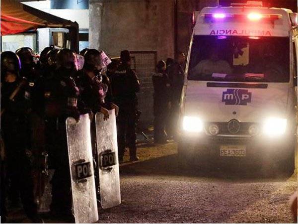 Sebuah ambulans kelihatan meninggalkan penjara susulan rusuhan, di Guayaquil, Ecuador pada Selasa malam. - Foto AP