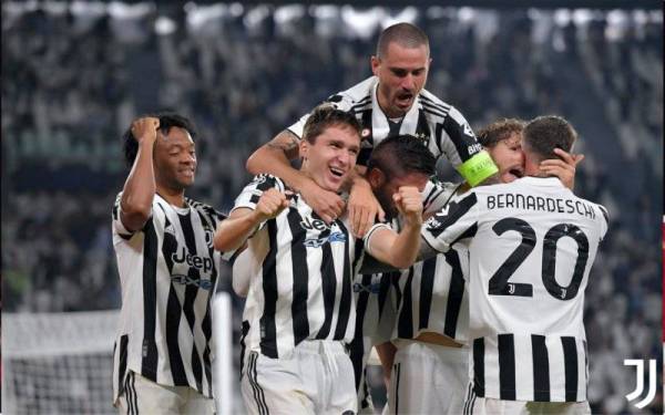 Chiesa meraikan jaringan bersama pemain-pemain Juventus lain. - Foto Juventus FC