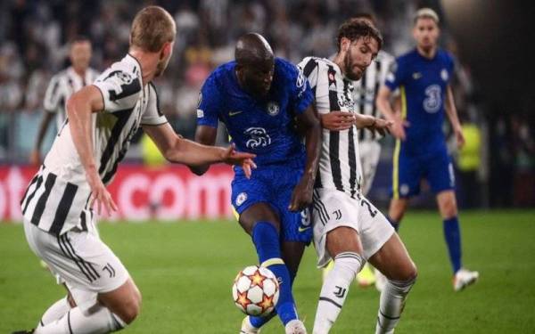 Penyerang Chelsea, Romelu Lukaku diberikan kawalan ketat oleh pertahanan Juventus pada perlawanan berkenaan. - Foto Football Diaro