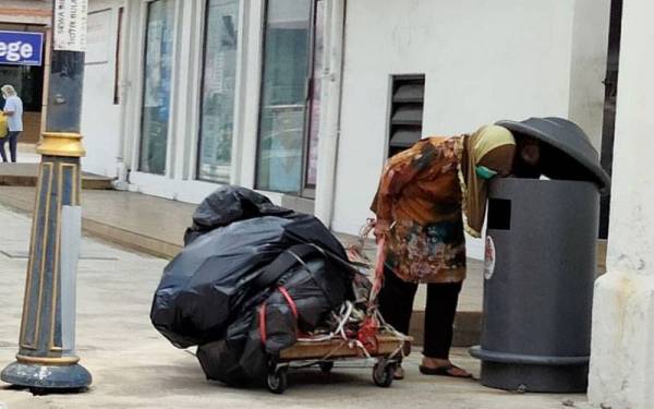 Kebanyakan pengumpul barang terbuang yang ditemui di sekitar Kuala Lumpur mengakui lebih rela menyelongkar tong sampah daripada meminta sedekah.