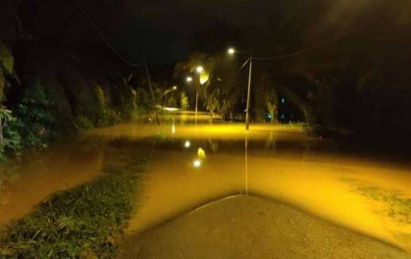 Keadaan kawasan terjejas banjir di Kampung Bukit Batu, Kulai.