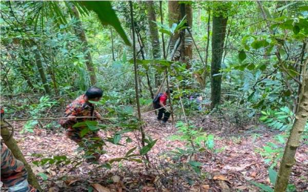 Operasi mencari dan menyelamat mangsa di sekitar kawasan bukit setinggi 400 meter itu disertai 20 anggota daripada pelbagai agensi pada Khamis. - Foto ihsan Bomba