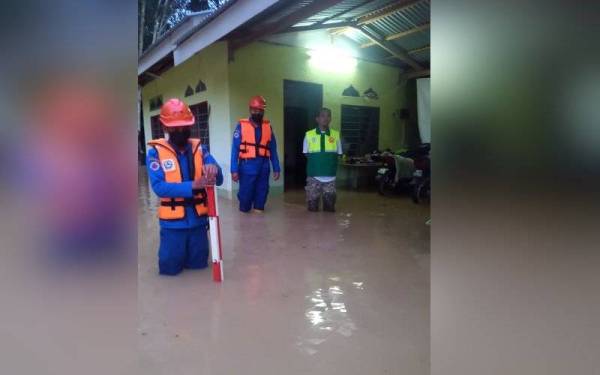 Anggota APM membuat pemantauan banjir di daerah Sik terutama membabitkan kawasan yang rendah pada Khamis. - Foto APM Daerah Sik