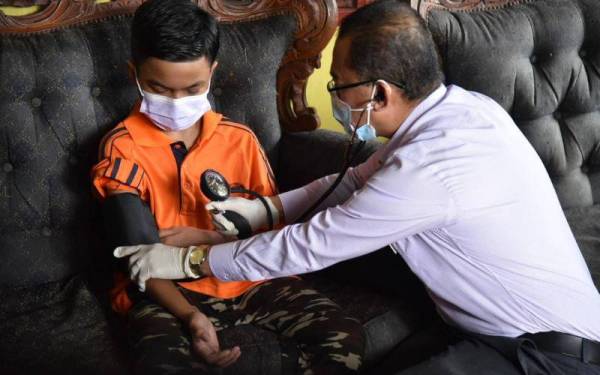 Dr Noor Azmi Ghazali ketika melawat salah seorang daripada dua kanak-kanak yang tular sebelum ini di Bukit Katil, Melaka pada pagi ini. - Foto FB Kementerian Kesihatan Malaysia 