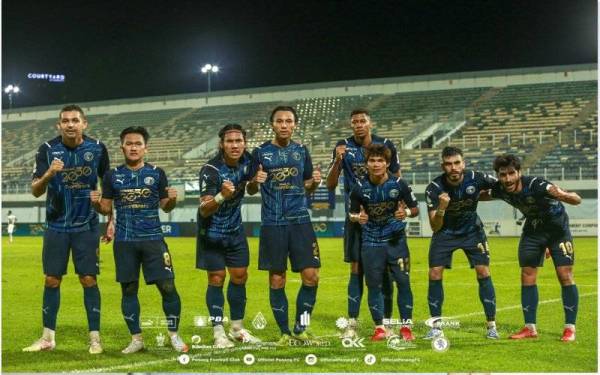 Al Hafiz dan Quentin bersama pemain-pemain Penang FC. - Foto Penang Football Club