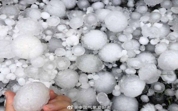 Puting beliung melanda sebuah bandar di Wilayah Shandong, China pada Jumaat. - Foto Twitter @Ericwang1101