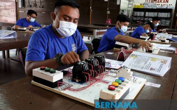 Kerajaan tetapkan semua latihan peningkatan kemahiran dan kepelbagaian kemahiran diletakkan di bawah satu kementerian iaitu Kementerian Sumber Manusia yang dikendalikan Human Resource Development Corporation. - Foto fail Bernama