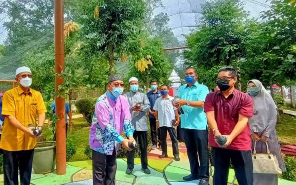 Md Anizam (tengah) melepaskan burung merpati sebagai simbolik perasmian Kempen Semarak Perpaduan Peringkat Negeri Kelantan di Zoo Kuala Krai pada Sabtu.