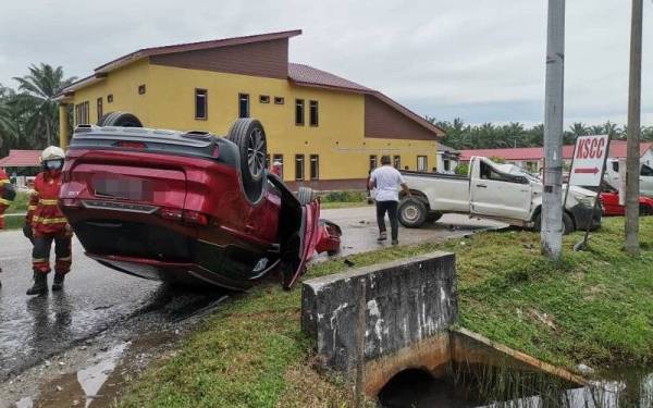 Proton X70 dinaiki enam sekeluarga terbalik selepas berlanggar dengan Toyota Hilux dinaiki mangsa.