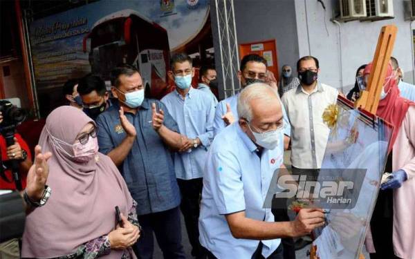 Mahdzir menandatangani plak perasmian sebagai simbolik penyerahan dua buah bas baharu Mara Liner untuk kegunaan penduduk Kuala Nerang pada Sabtu.