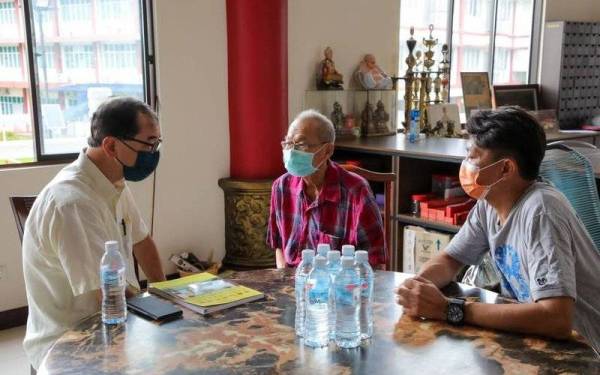 Dr Hang Soon (kiri) ketika bertemu Chee Fong (dua dari kanan) di kediamannya di Cheras, Kuala Lumpur pada Sabtu.