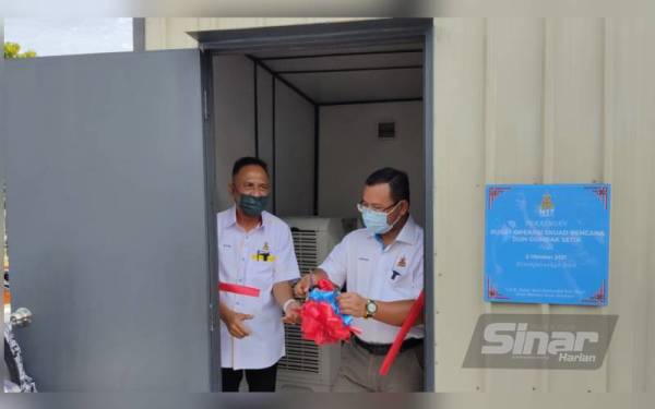 Amirudin (kanan) merasmikan Pusat Operasi Skuad Bencana DUN Seri Gombak di sini pada Ahad.