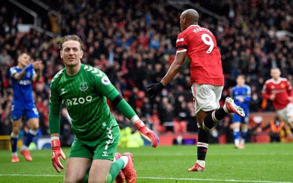 Reaksi penjaga gol Everton, Jordan Pickford selepas Martial meledak jaringan pembukaan Manchester United dalam aksi Liga Perdana Inggeris di Old Trafford, Manchester, malam ini. - Foto AFP