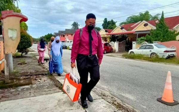 Nurin Zulaikha (dua dari kanan) bersama rakan-rakannya hadir seawal jam 7 pagi di SMK Wakaf Bharu, Tumpat kerana sudah tidak sabar memulakan sesi pengajaran secara bersemuka.