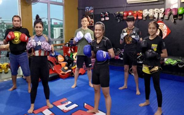 Syafiqah (tiga dari kanan) menjalani latihan di sebuah pusat latihan mempertahankan diri di Taman Mount Austin, Johor Bahru.