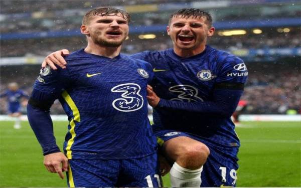 Pemain Chelsea, Timo Werner (kiri), meraikan gol jaringannya bersama rakan sepasukan. - Foto Twitter